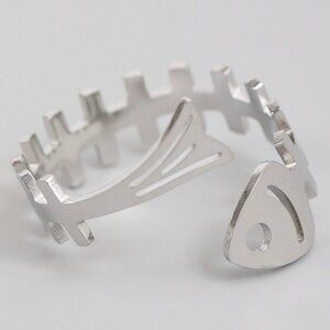 18K WHITE GOLD FISH BONE RING